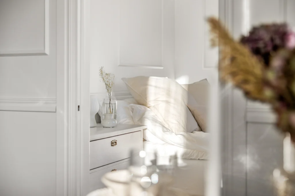 mysigt inbjudande sovrum på klubbacken i malarhojden